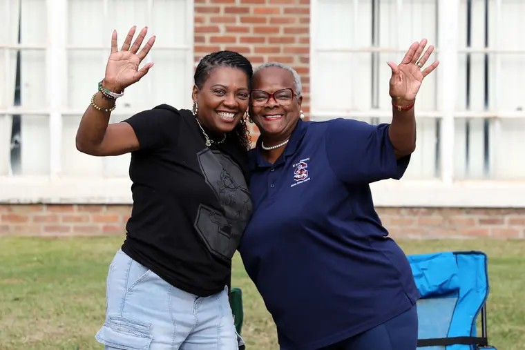SC State alumni greeting the Homecoming crowd