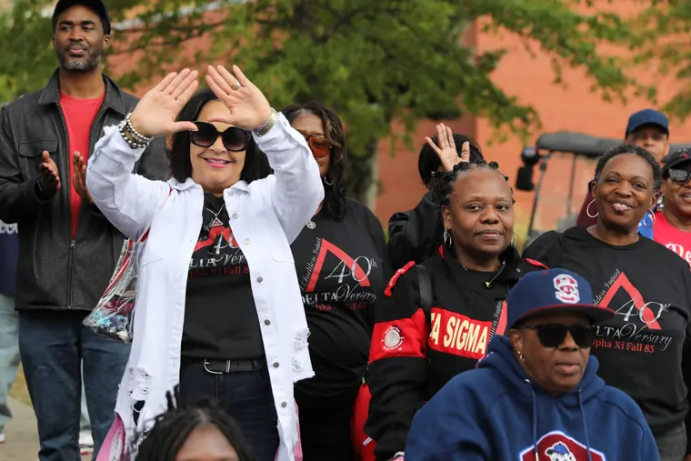 Alumni and friends celebrating along the parade route